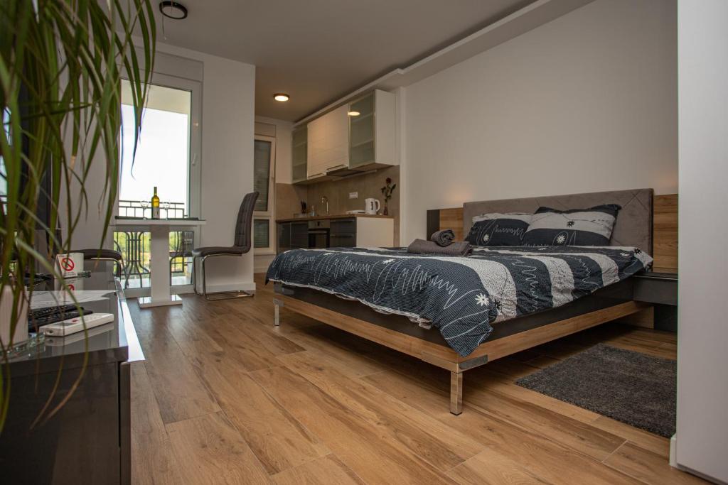 1 Schlafzimmer mit einem Bett und einer Küche in der Unterkunft Apartman Maja in Subotica