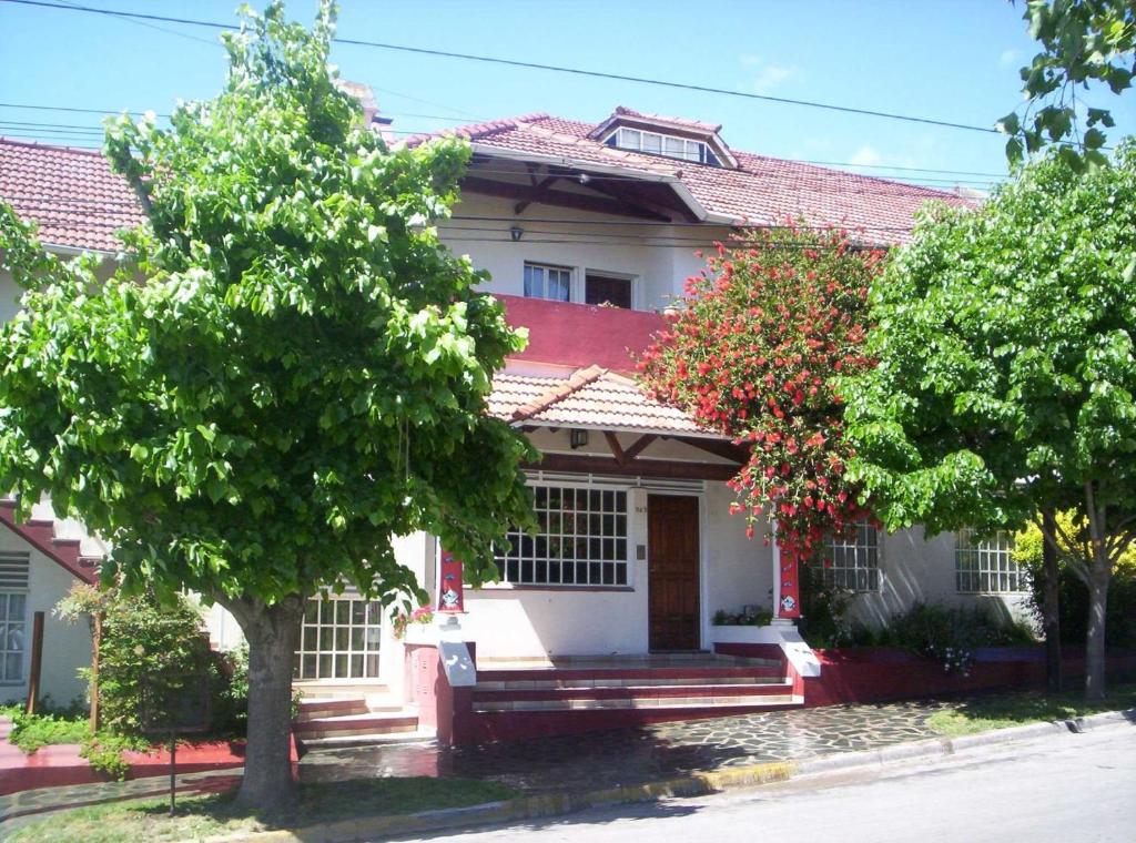 Casa blanca con techo rojo en El Mirador de Tandil en Tandil