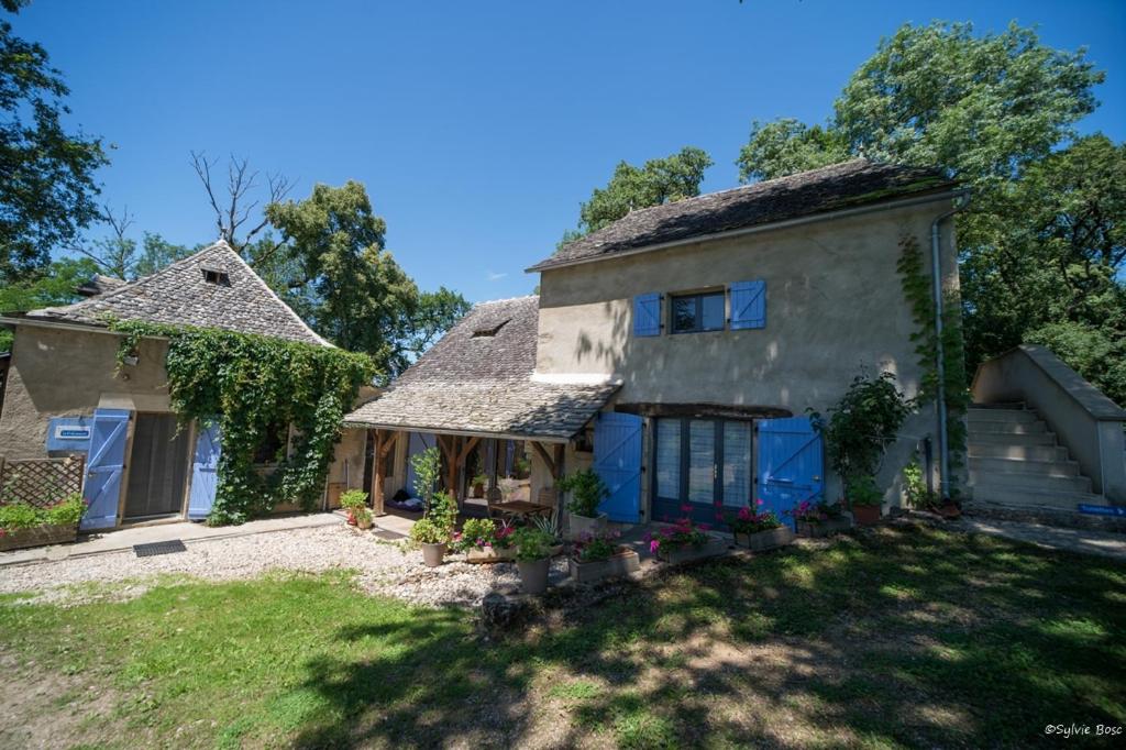 an old house with a thatched roof at Chambre d'hotes La Source Aveyron in Saint-André-de-Najac