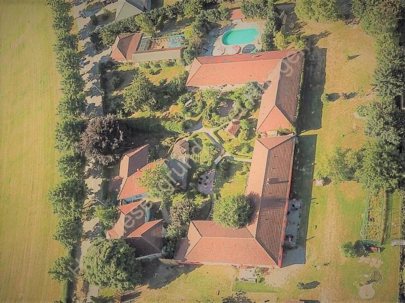 una vista aérea de una casa con árboles y plantas en 08 Heuwiese, en Parchtitz