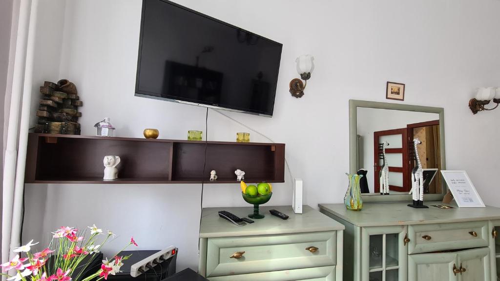 Televízia a/alebo spoločenská miestnosť v ubytovaní Na Lendziona
