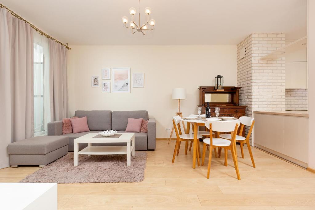 un soggiorno con divano e tavolo di Espace Wilanów Apartments by Renters a Varsavia