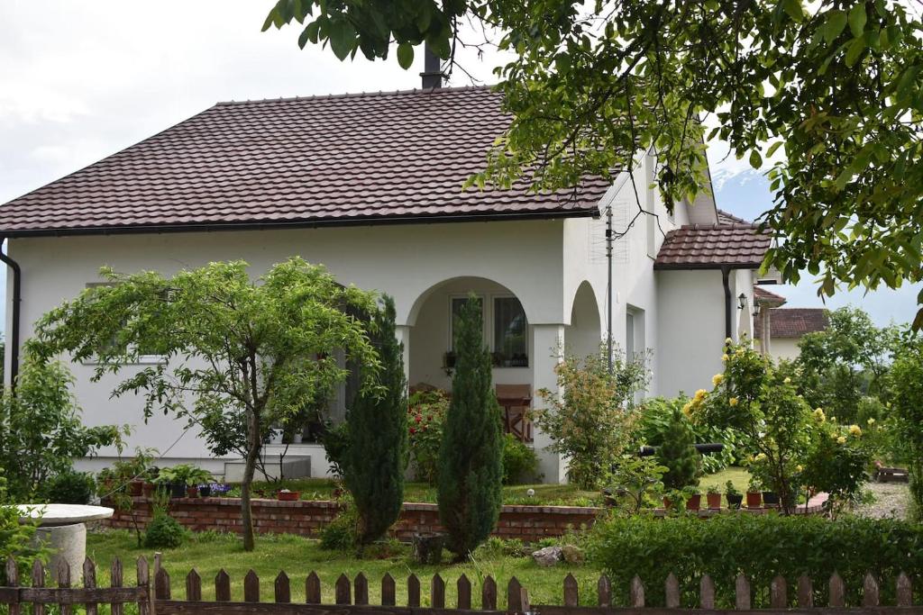 Biały dom z brązowym dachem w obiekcie Green Paradise Villa w mieście Peć