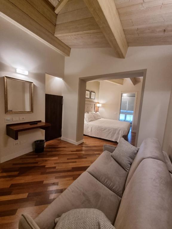 Postel nebo postele na pokoji v ubytování Hotel Embassy