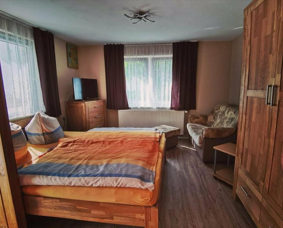 ein Schlafzimmer mit Bett und ein Wohnzimmer in der Unterkunft Ferienbungalow im Igelbau in Baabe