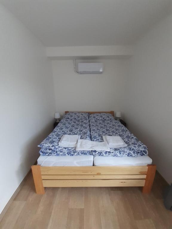 Voodi või voodid majutusasutuse Valen apartmány Valtice toas