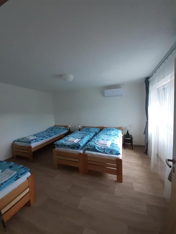 Voodi või voodid majutusasutuse Valen apartmány Valtice toas