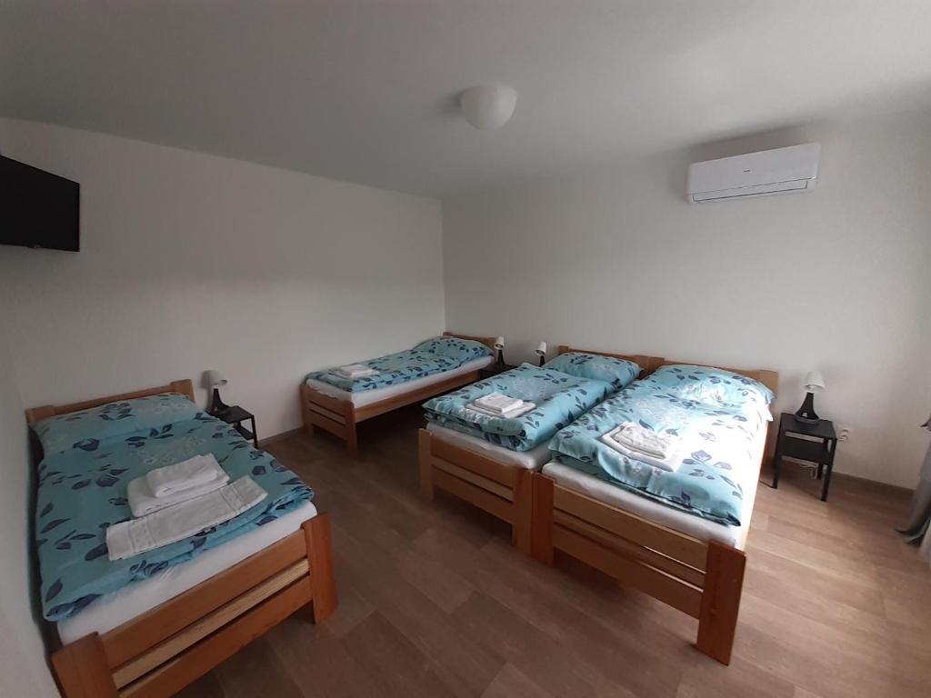 Voodi või voodid majutusasutuse Valen apartmány Valtice toas