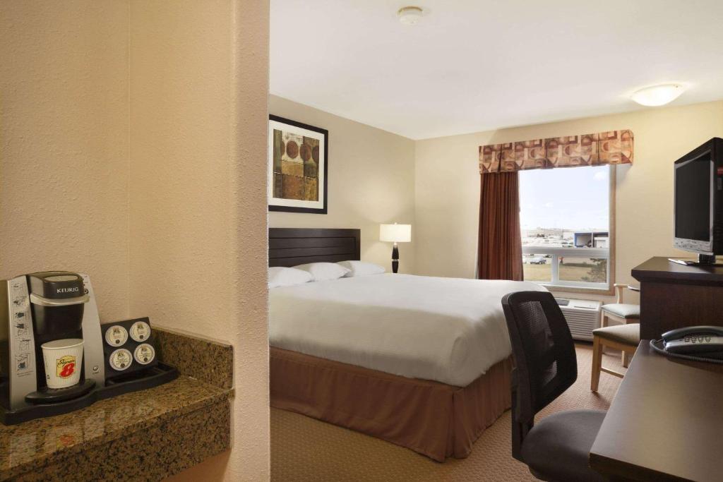 Una cama o camas en una habitación de Super 8 by Wyndham Edmonton International Airport