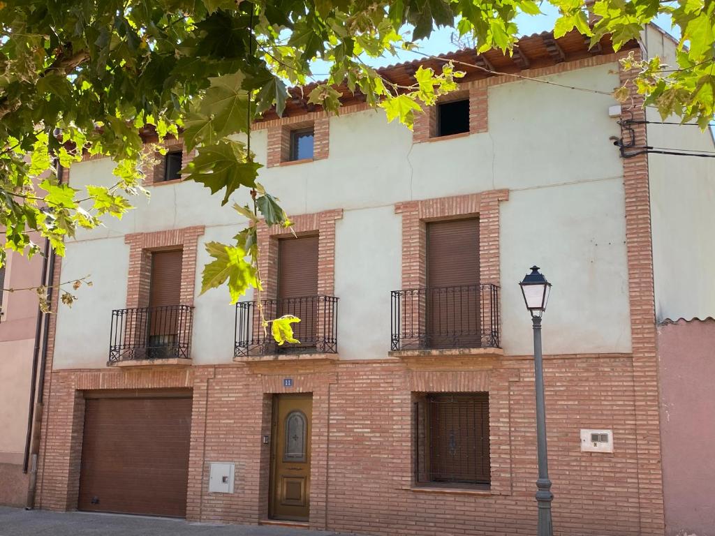 um edifício de tijolos com janelas e uma luz de rua em Casa La Fuente em Huércanos