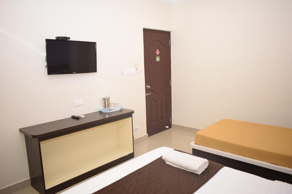 Postel nebo postele na pokoji v ubytování Bouvana Residency