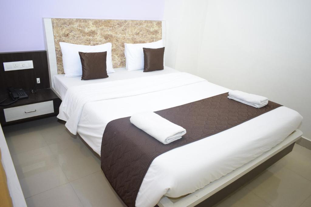 Postel nebo postele na pokoji v ubytování Bouvana Residency