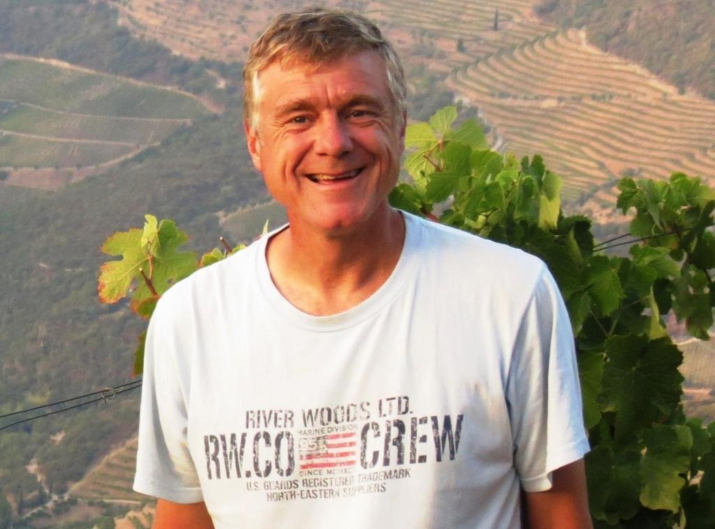 um homem de camisa branca em frente a uma montanha em Stay at the Winemaker em Ervedosa do Douro