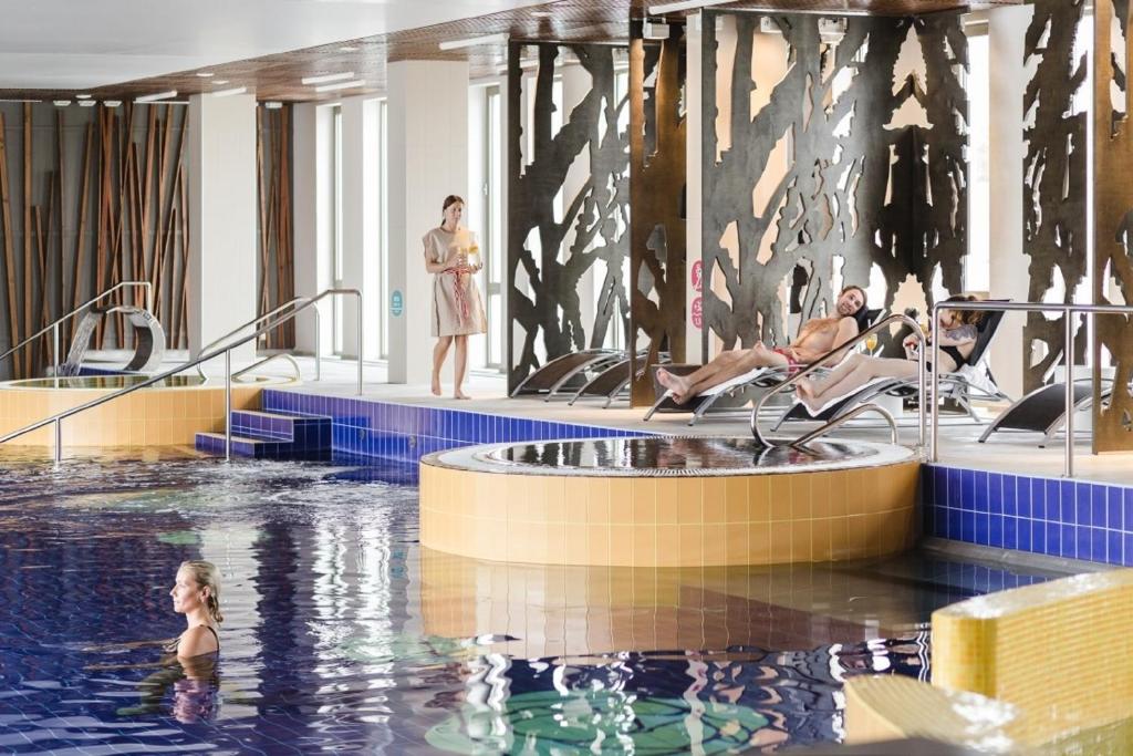 een weergave van een zwembad met mensen in het water bij Estonia Resort Hotel & Spa in Pärnu