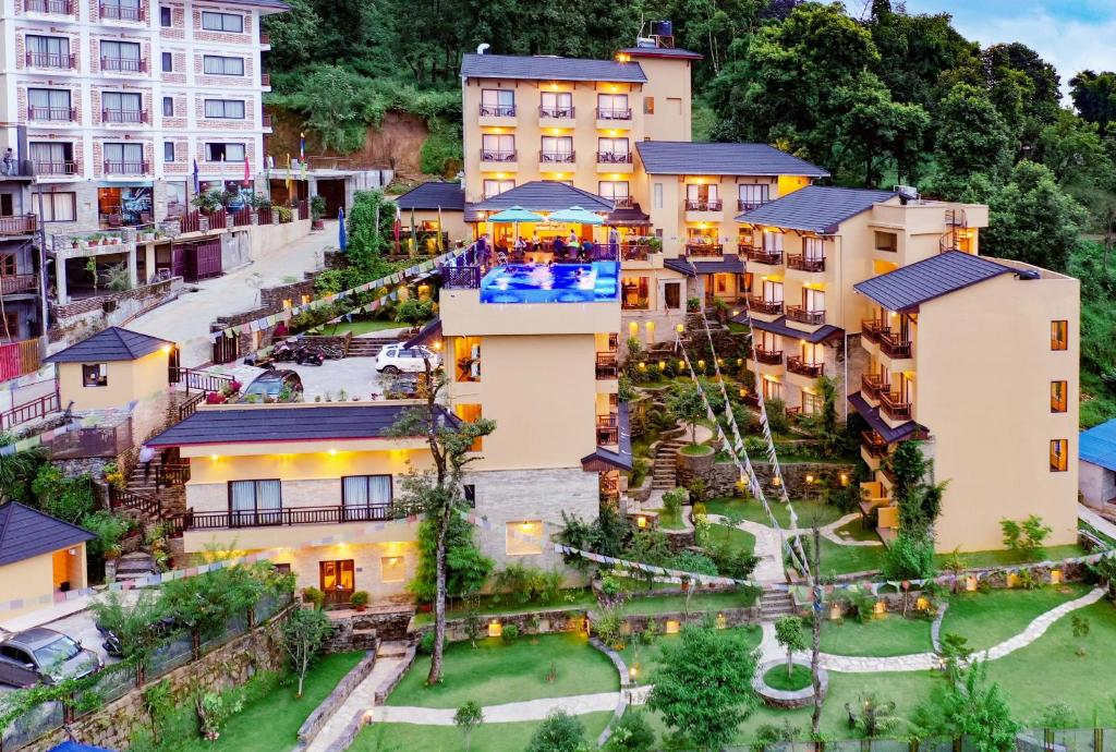 una vista aérea de un edificio en Bar Peepal Resort en Pokhara