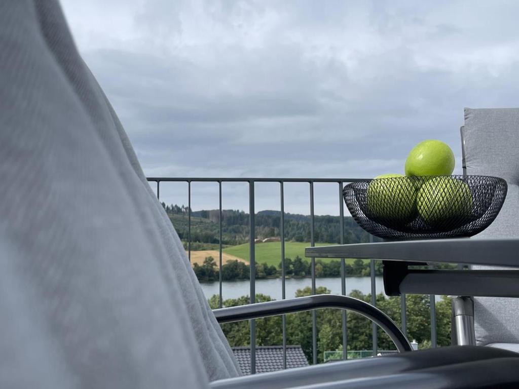 einen Tisch mit einer Obstschale auf dem Balkon in der Unterkunft Ferienhaus SONNENWEG 8 in Heringhausen