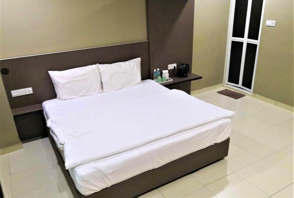 Postel nebo postele na pokoji v ubytování Tropika Garden Hotel Kulai