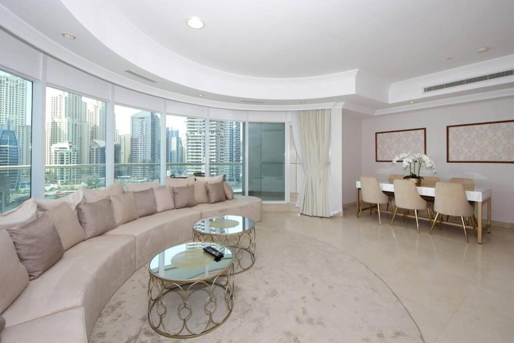 Posezení v ubytování New Arabian Trident Waterfront 3 BR plus maid