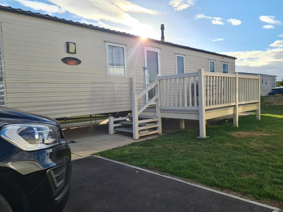 Casa móvil con porche y terraza en Tattershall Lakes Caravan Ezees Holiday Retreat, en Tattershall
