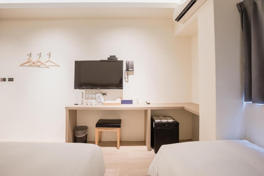 TV a/nebo společenská místnost v ubytování Traveller-Inn Day Moon Hotel