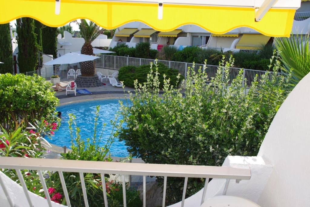 - une vue sur la piscine depuis le balcon de l'hôtel dans l'établissement La Calypso, à La Grande Motte