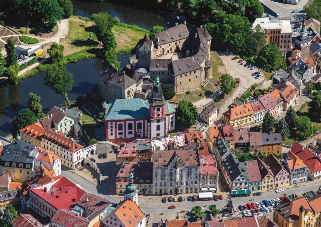 Nespecifikovaný výhled na destinaci Loket nebo výhled na město při pohledu z apartmánu