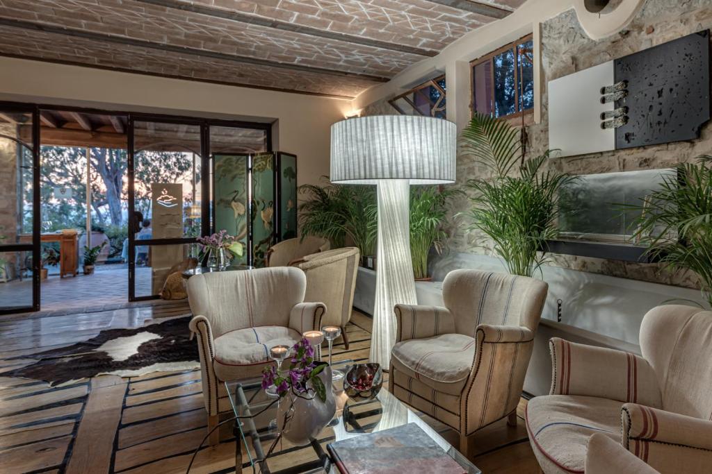uma sala de estar com cadeiras e uma mesa em Be Vedetta - Relais & Glamping - Adult Only em Scarlino