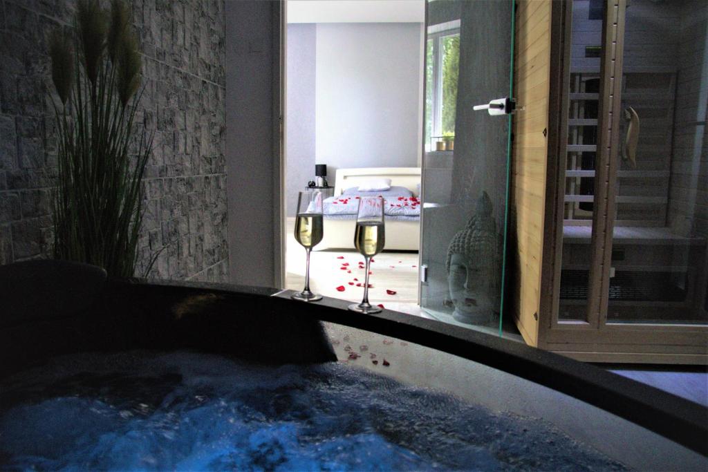 - un bain à remous au milieu d'une pièce dans l'établissement Wellness apartmán Apawell, à Nezdenice