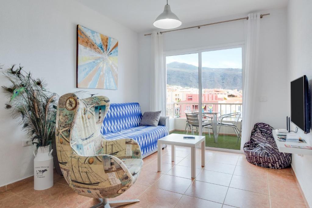 a living room with a couch and a chair at Apartamento Superior in Candelaria