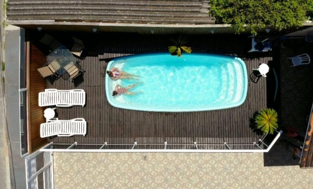 uma vista superior de uma piscina num edifício em Res. SeibertBarreto em Florianópolis