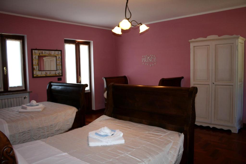 jadalnia z fioletowymi ścianami, stołem i krzesłami w obiekcie La Robinera w mieście Magnano
