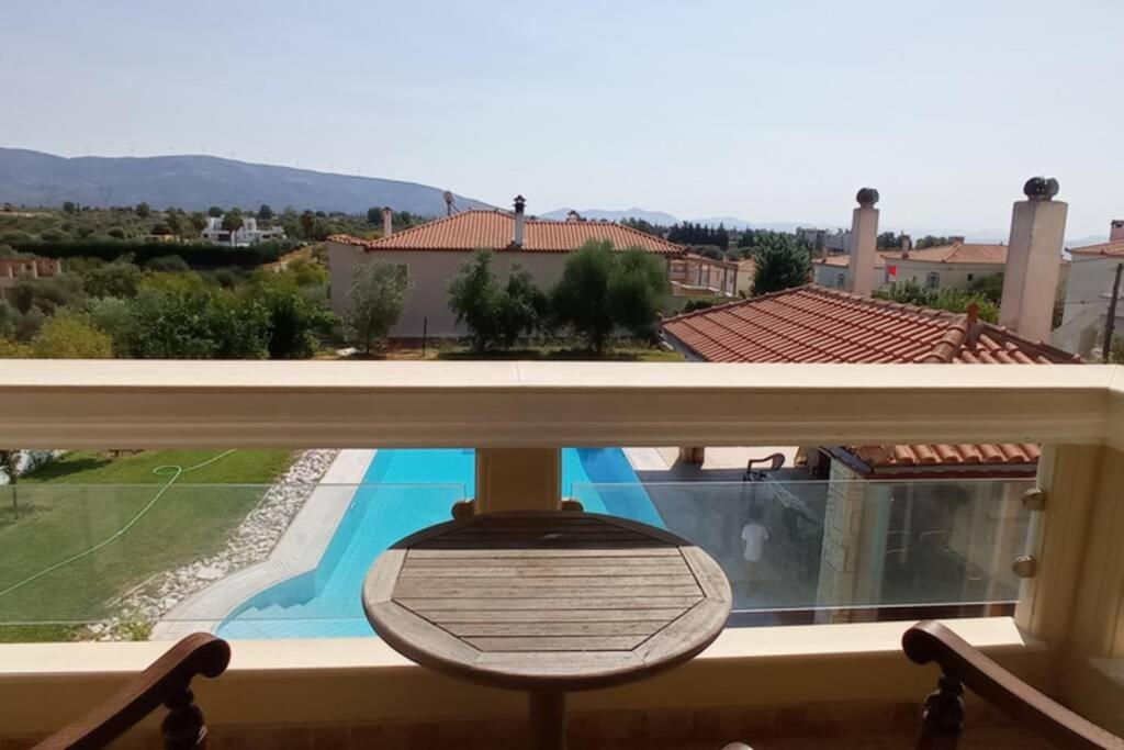 Bazén v ubytovaní Villa IRENE Evia, 4 bdr, Pool, 500m to Beach alebo v jeho blízkosti