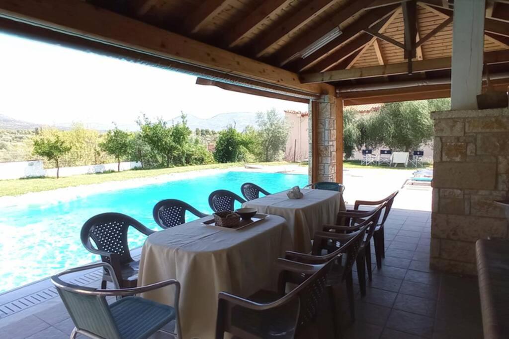 Bazén v ubytovaní Villa IRENE Evia, 4 bdr, Pool, 500m to Beach alebo v jeho blízkosti