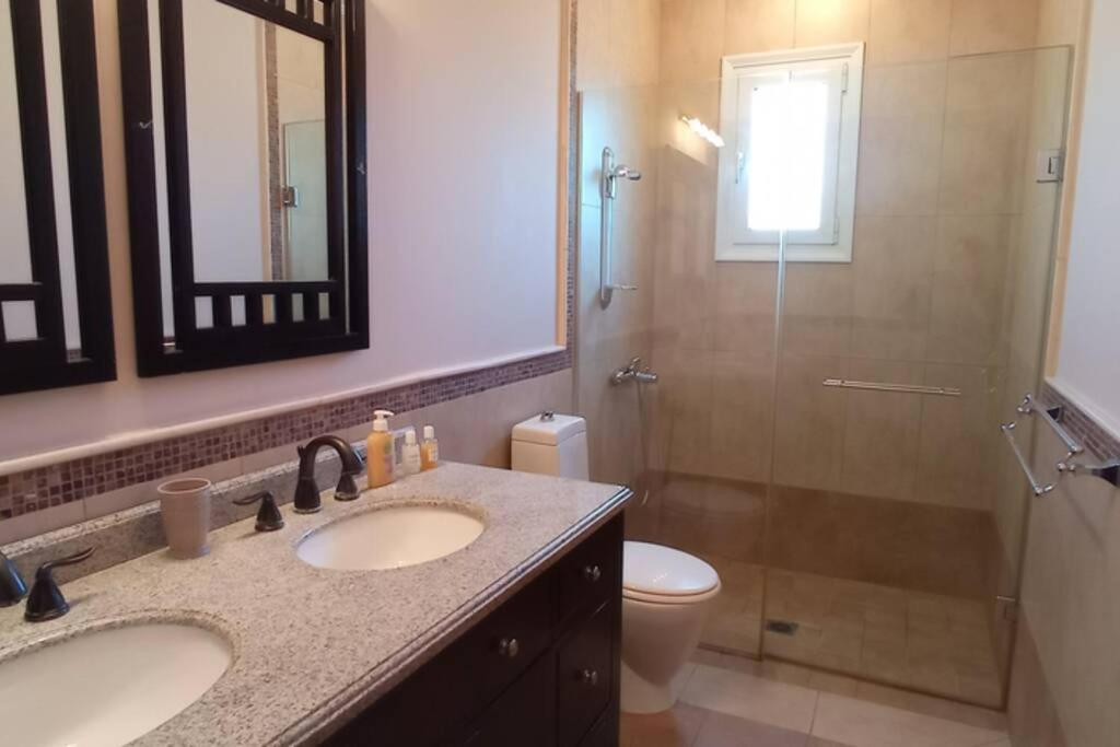 Kúpeľňa v ubytovaní Villa IRENE Evia, 4 bdr, Pool, 500m to Beach