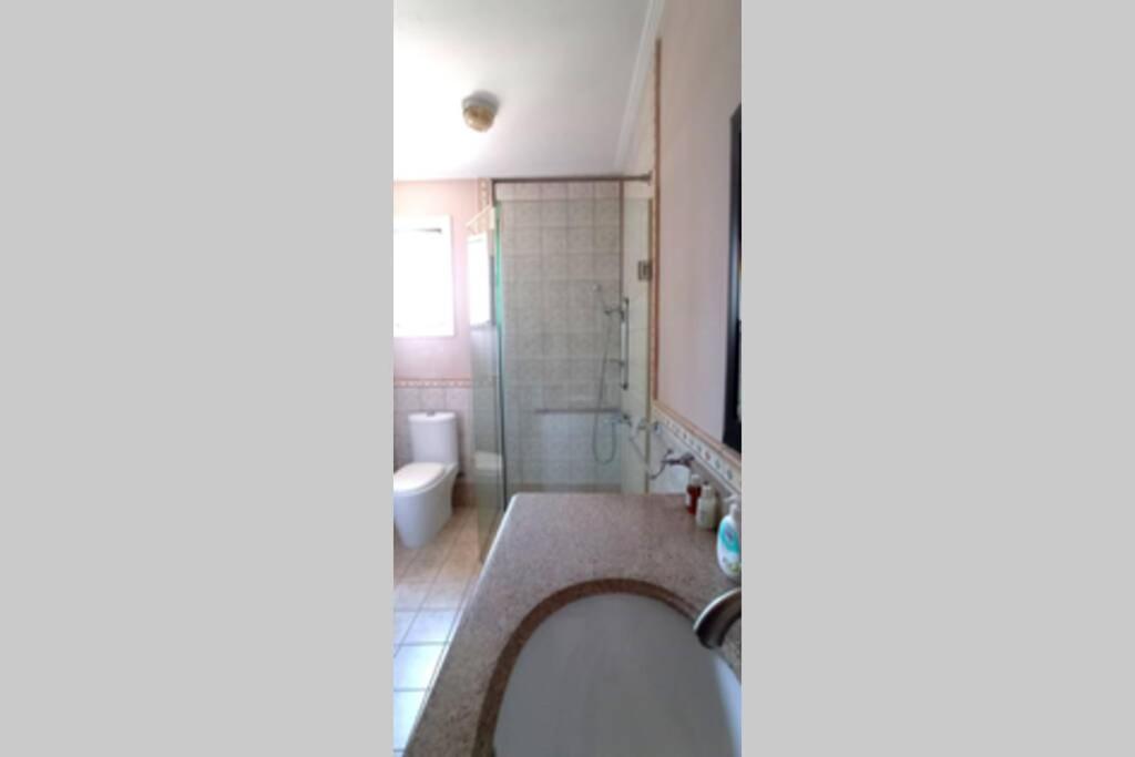 Kúpeľňa v ubytovaní Villa IRENE Evia, 4 bdr, Pool, 500m to Beach