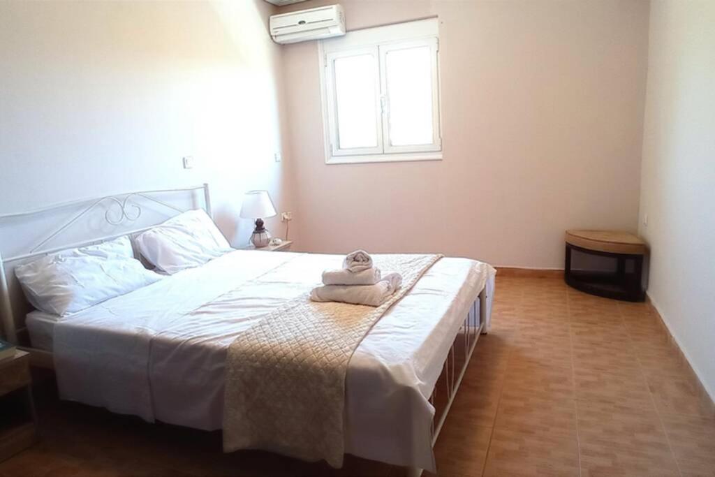 Posteľ alebo postele v izbe v ubytovaní Villa IRENE Evia, 4 bdr, Pool, 500m to Beach