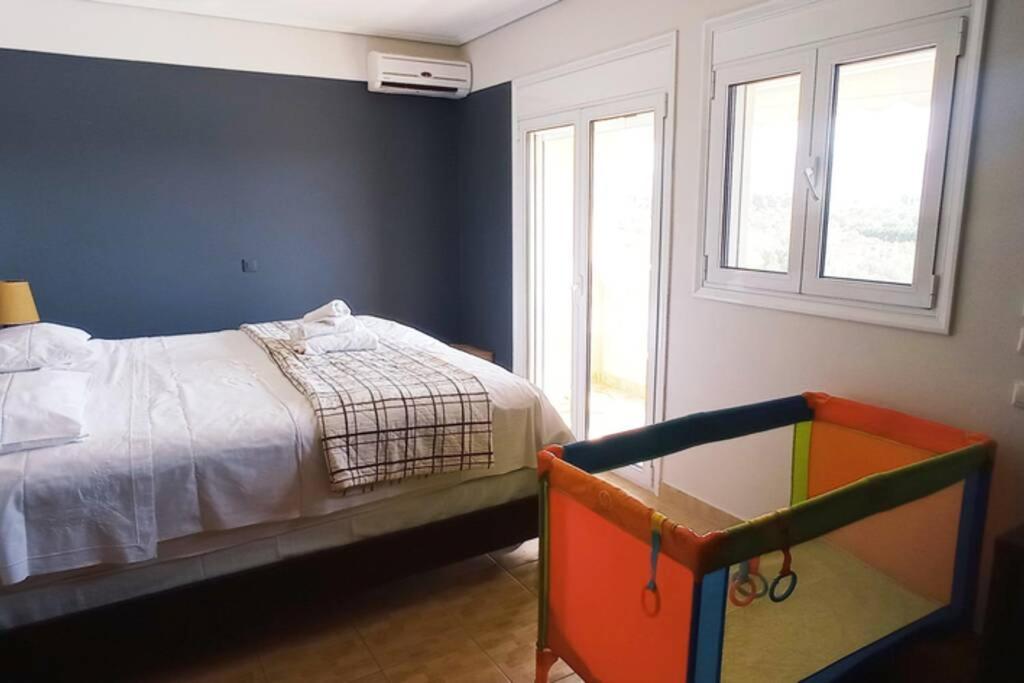 Posteľ alebo postele v izbe v ubytovaní Villa IRENE Evia, 4 bdr, Pool, 500m to Beach