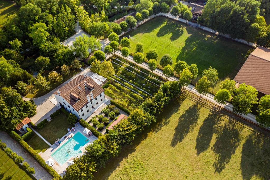 eine Luftansicht eines Herrenhauses mit Pool in der Unterkunft Al Segnavento - Fiori&Frutti in Mestre