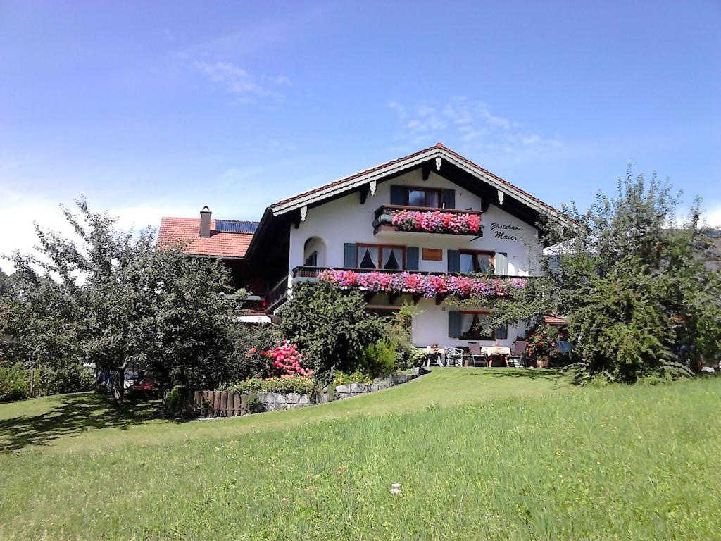 ein Haus mit Blumenkästen an der Seite in der Unterkunft Haus Gehmacher-Maier - Chiemgau Karte in Inzell