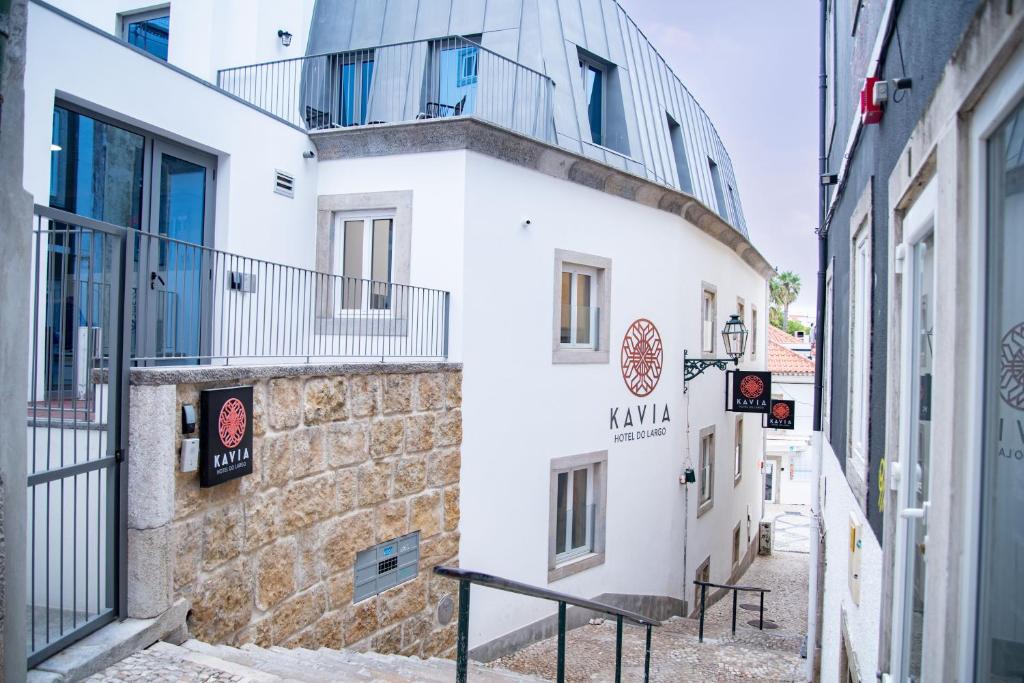- un bâtiment blanc avec un balcon dans une rue dans l'établissement Kavia Hotel do Largo, à Cascais