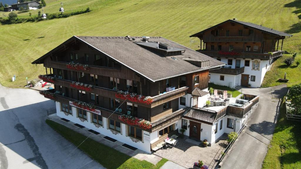 einem Luftblick auf ein großes Haus mit in der Unterkunft Appartements Kolberhof in Alpbach