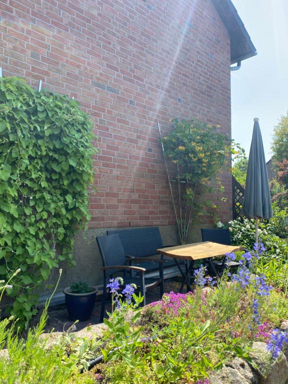 a patio with a table and chairs in a garden at Andrea's Ferienwohnung in Brietlingen