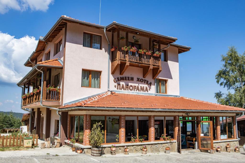 un edificio con gente en sus balcones en Family Hotel Panorama en Chiflik