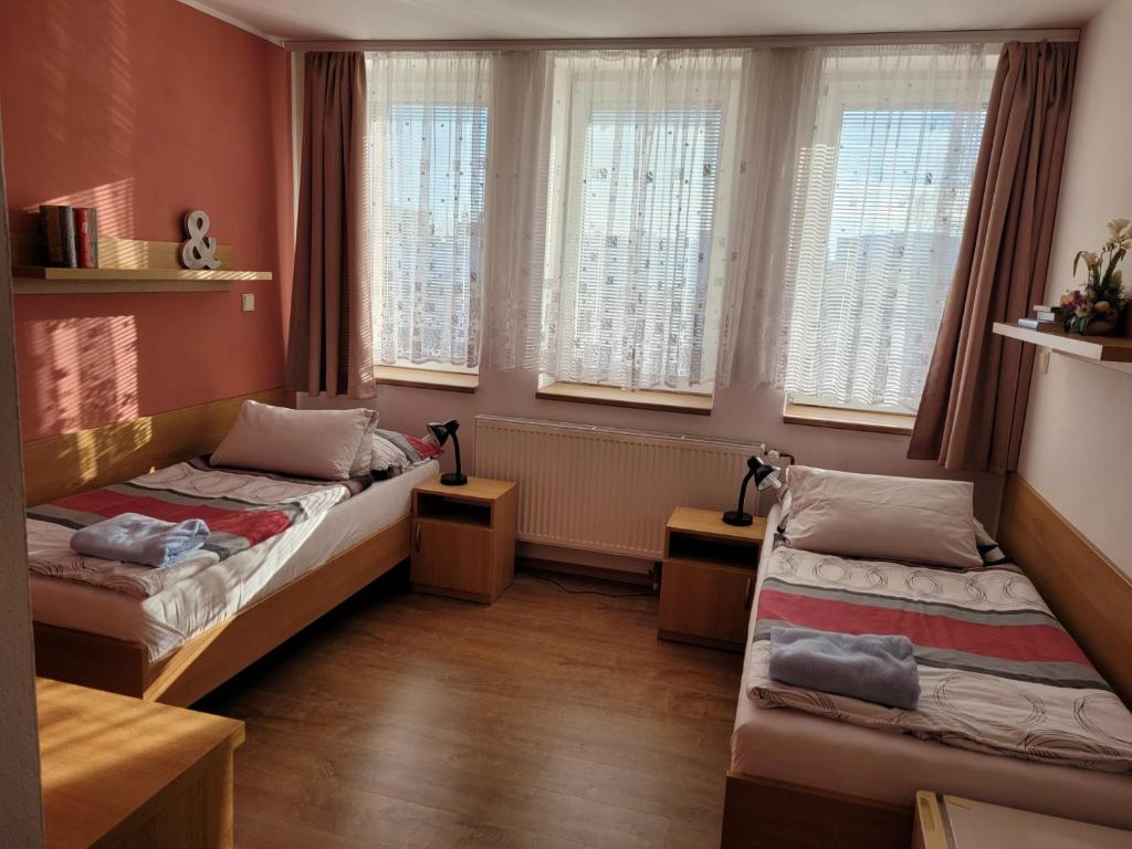 Posteľ alebo postele v izbe v ubytovaní Hotel Gól Prostějov