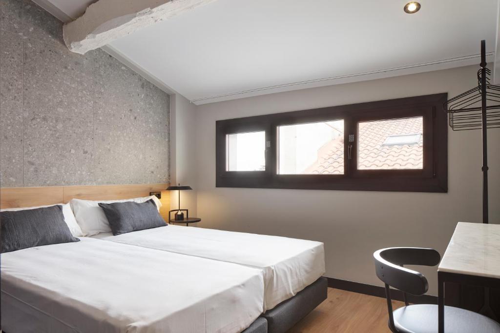 Postel nebo postele na pokoji v ubytování Hostal Espoz y Mina