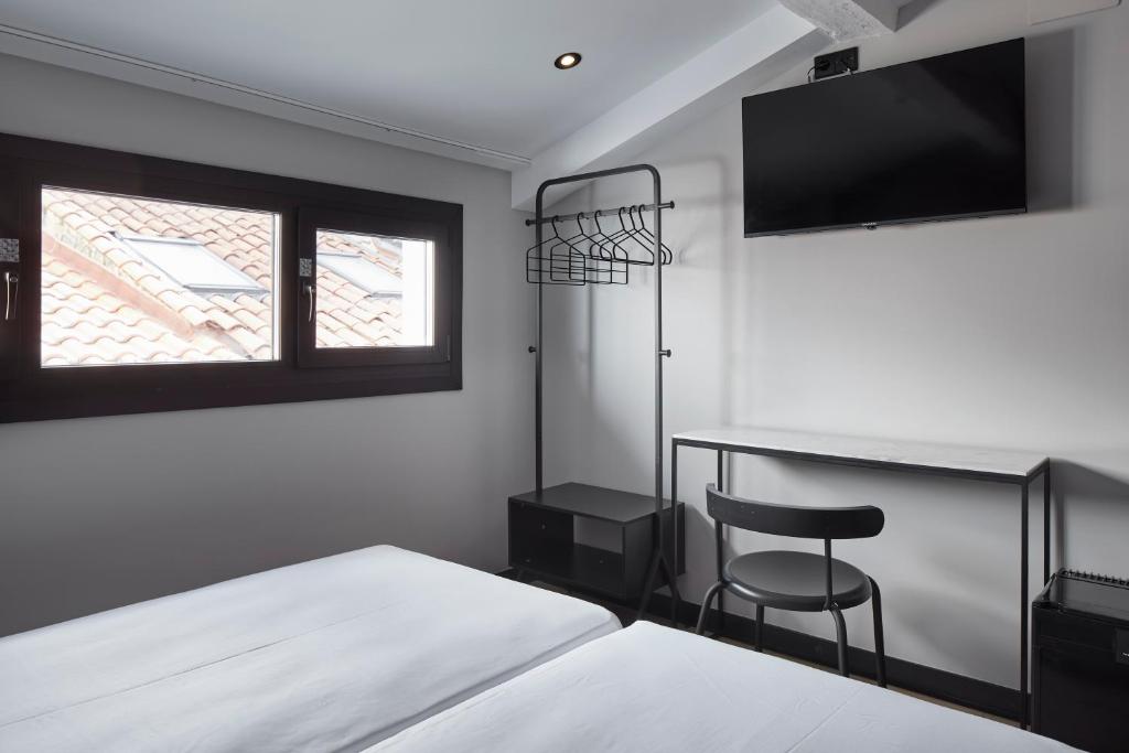 Postel nebo postele na pokoji v ubytování Hostal Espoz y Mina