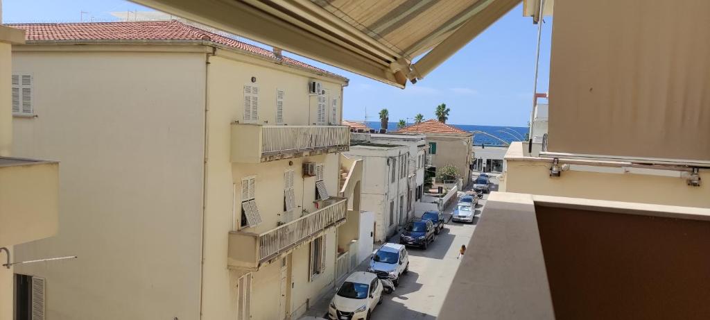 einen Luftblick auf eine Stadtstraße mit geparkten Autos in der Unterkunft Appartamento A 2 PASSI DAL MARE in Alghero