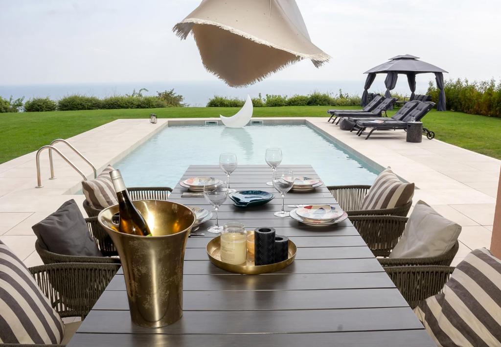 Bazén v ubytování Luxury 4-bedroom Villa in Black Sea Rama Resort by Flat Mаnager nebo v jeho okolí