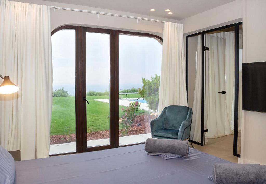 TV a/nebo společenská místnost v ubytování Luxury 4-bedroom Villa in Black Sea Rama Resort by Flat Mаnager