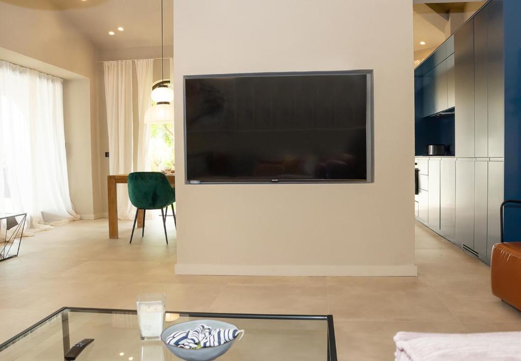 TV a/nebo společenská místnost v ubytování Luxury 4-bedroom Villa in Black Sea Rama Resort by Flat Mаnager